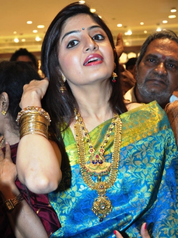 Poonam Kaur Navel Pics