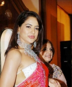 Sameera Reddy thigh show pics